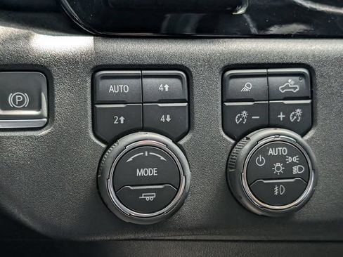 Used 2022 Chevrolet Silverado 1500 High Country w/ Technology Package AWD/4WD image 29
