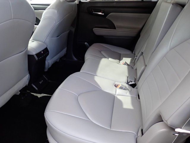 Used 2023 Toyota Highlander XLE AWD/4WD image 10
