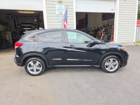 Used 2017 Honda HR-V EX image 9