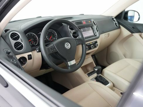 Used 2010 Volkswagen Tiguan SE AWD/4WD image 6