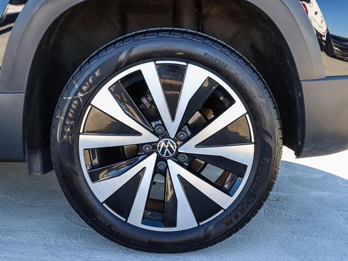 Used 2023 Volkswagen Taos SE w/ Panoramic Sunroof Package image 10