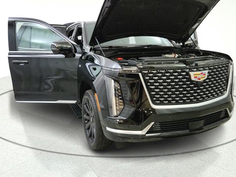 Used 2026 Cadillac Escalade Luxury w/ LPO, Floor Liner Package AWD/4WD image 9