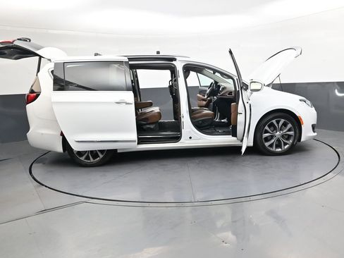 Used 2017 Chrysler Pacifica Limited FWD image 48