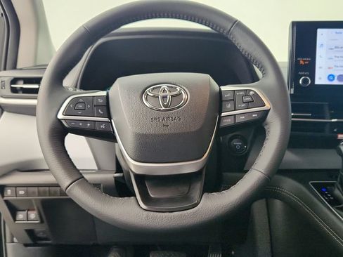 Used 2026 Toyota Sienna XLE FWD image 19