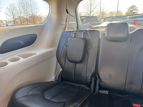 Used 2023 Chrysler Pacifica Touring-L image 15