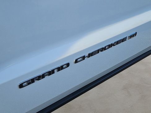 Used 2022 Jeep Grand Cherokee Limited image 6