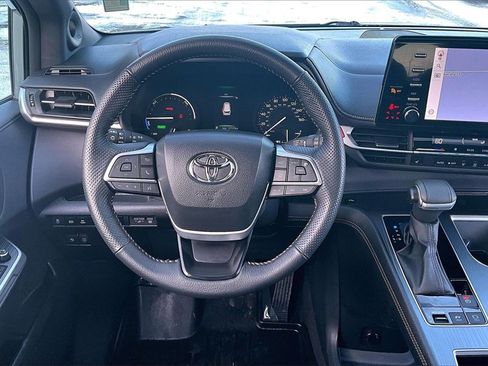 Used 2024 Toyota Sienna XLE Woodland Edition image 5