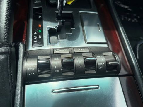 Used 2011 Lexus LX 570 4WD w/ Luxury Pkg w/Pre-crash image 17