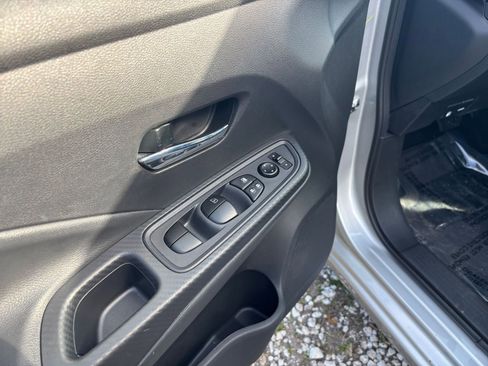 Used 2025 Nissan Versa SV image 18