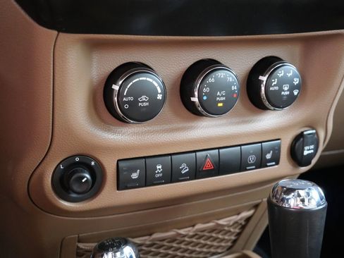 Used 2017 Jeep Wrangler Unlimited Sahara w/ Connectivity Group AWD/4WD image 31