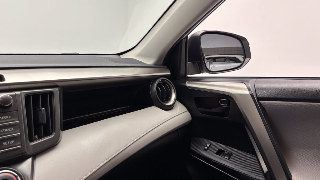 Used 2015 Toyota RAV4 LE AWD/4WD image 21