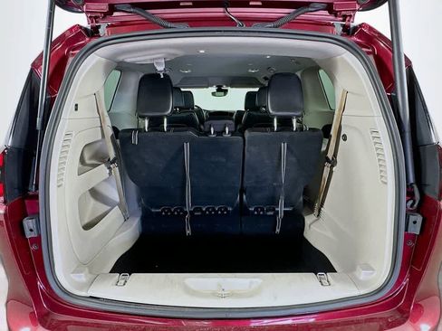 Used 2023 Chrysler Pacifica Touring-L FWD image 21