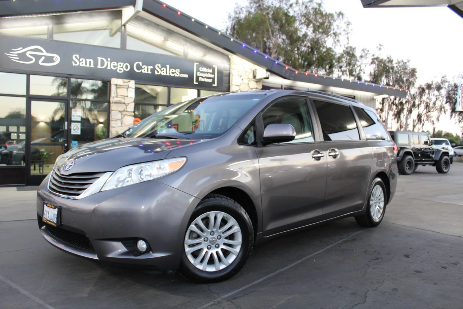 Used 2013 Toyota Sienna XLE FWD image 1