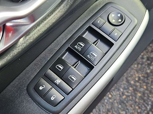 Used 2017 Jeep Cherokee Trailhawk image 10