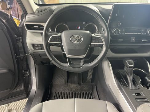 Used 2023 Toyota Highlander XLE image 13