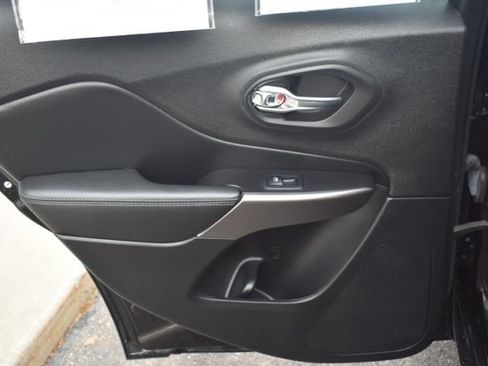 Used 2021 Jeep Cherokee Latitude Plus AWD/4WD image 36