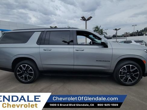 Used 2024 Chevrolet Suburban RST RWD image 2