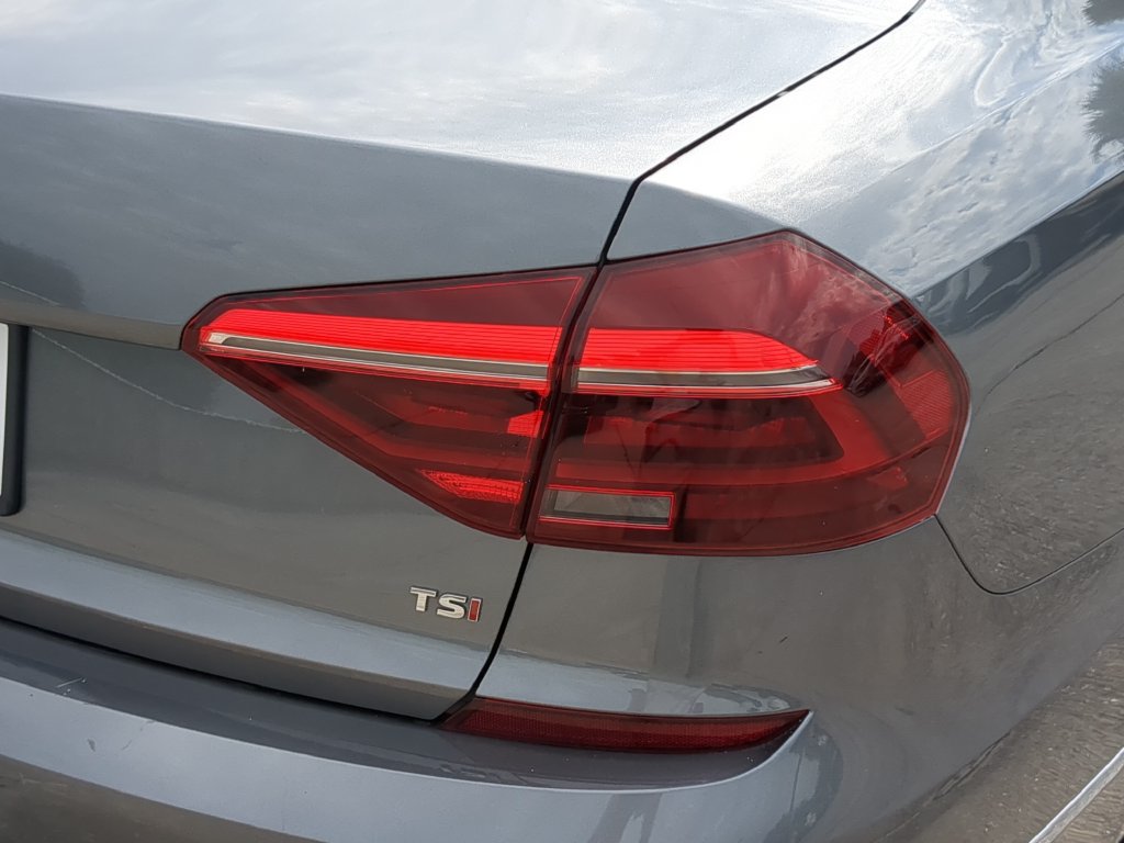 Used 2018 Volkswagen Passat 2.0T R-Line w/ R-Line Lighting Package FWD image 8