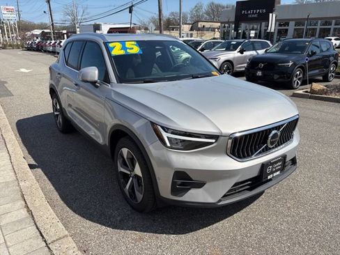 Used 2025 Volvo XC40 B5 Plus AWD/4WD image 7
