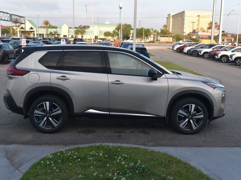 Used 2023 Nissan Rogue SL w/ SL Premium Package image 13