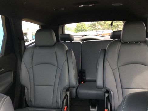 Used 2023 Buick Enclave Essence AWD/4WD image 14