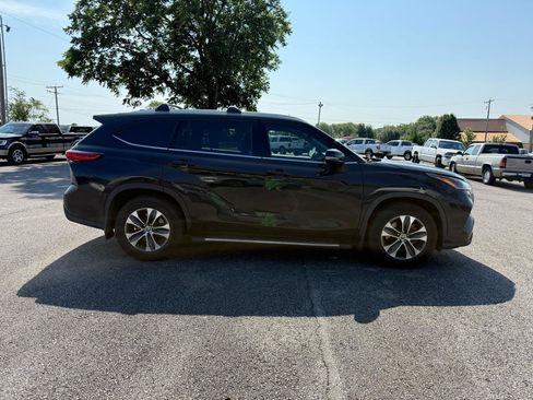 Used 2021 Toyota Highlander XLE FWD image 3