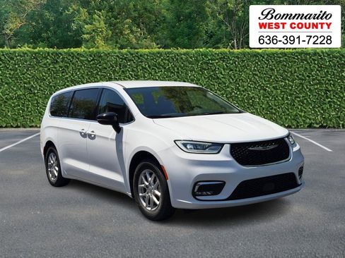 Used 2024 Chrysler Pacifica Touring-L FWD image 1