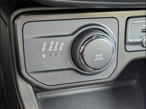 Used 2021 Jeep Renegade Latitude w/ Convenience Group AWD/4WD image 17