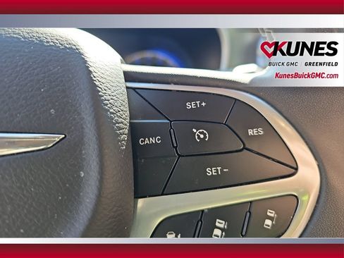 Used 2024 Chrysler Pacifica Touring-L FWD image 20