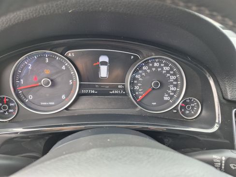 Used 2014 Volkswagen Touareg Sport image 10