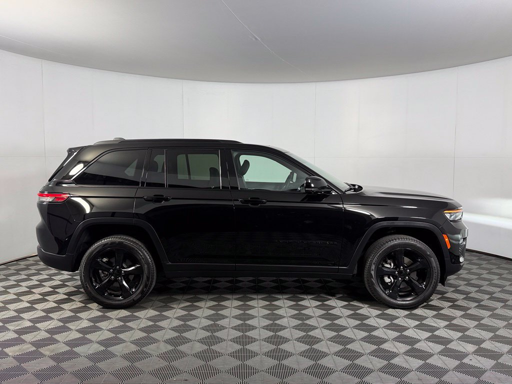Certified 2025 Jeep Grand Cherokee Limited w/ Luxury Tech Group II RWD image 6