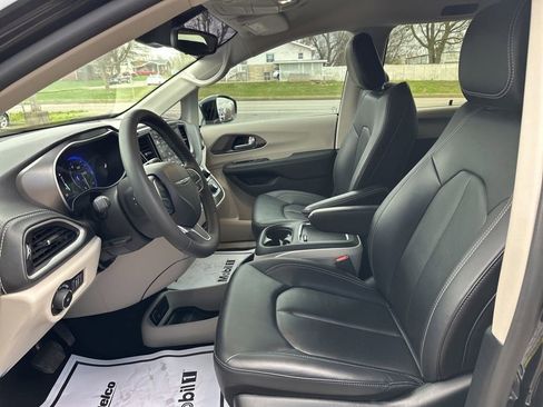Used 2024 Chrysler Pacifica Touring-L AWD/4WD image 19