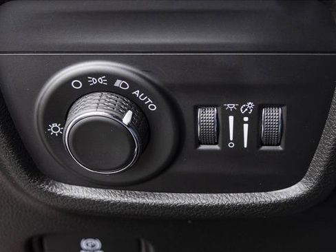 Used 2023 Jeep Grand Cherokee Altitude image 13