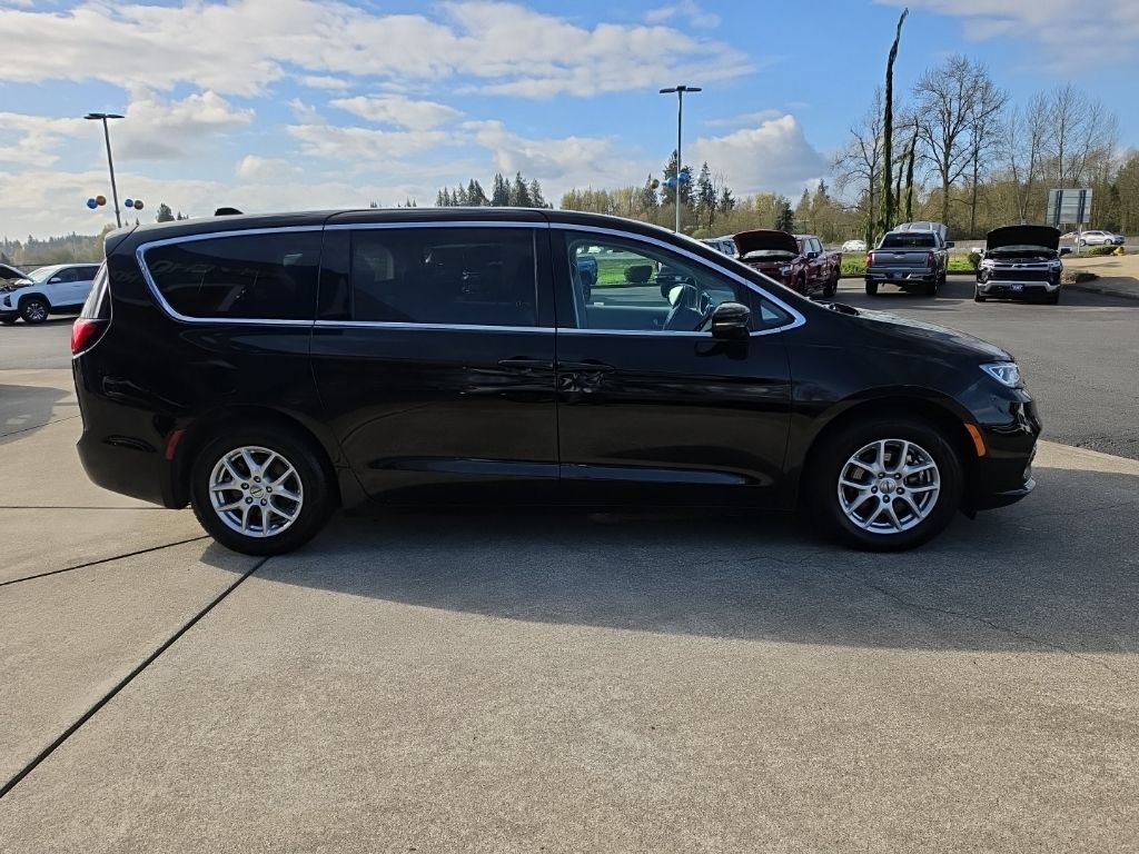 Used 2024 Chrysler Pacifica Touring-L FWD image 7