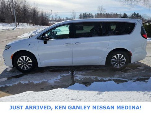 Used 2024 Chrysler Pacifica Select image 6