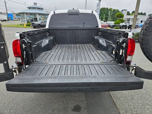 Used 2019 Toyota Tacoma TRD Off-Road AWD/4WD image 12