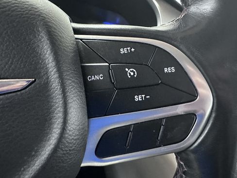 Used 2020 Chrysler Pacifica Touring-L FWD image 52