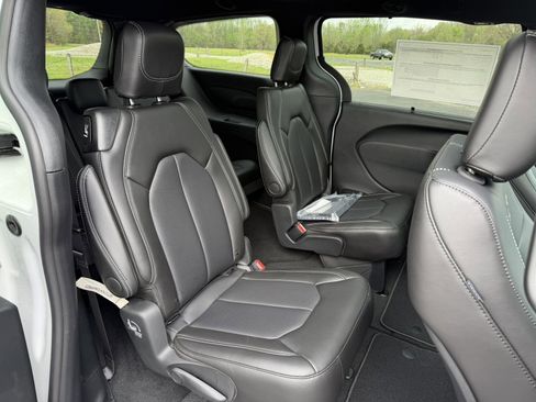 New 2026 Chrysler Pacifica Select FWD image 7