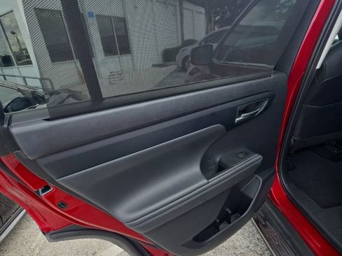 Used 2021 Toyota Highlander XLE FWD image 5