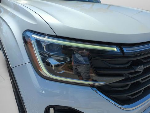 Used 2024 Volkswagen Atlas SEL Premium R-Line image 17