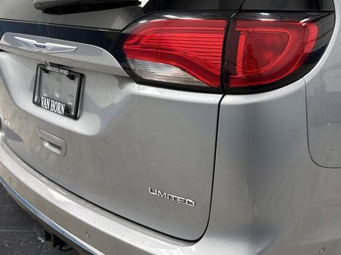 Used 2019 Chrysler Pacifica Limited image 36