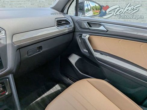Certified 2023 Volkswagen Tiguan SE R-Line FWD image 17