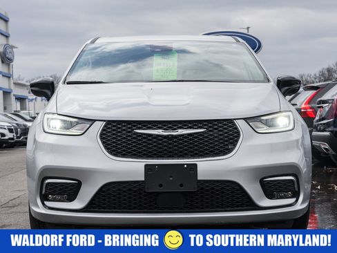 Used 2024 Chrysler Pacifica Touring-L image 2