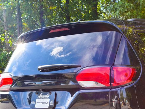 Used 2019 Chrysler Pacifica Limited w/ S Appearance Package image 8