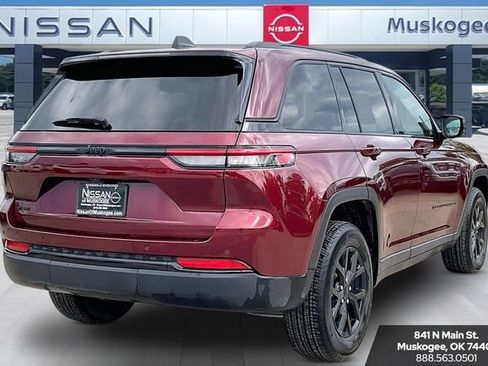 Used 2025 Jeep Grand Cherokee Altitude AWD/4WD image 5