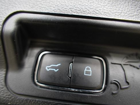 Used 2021 Ford Explorer XLT image 38