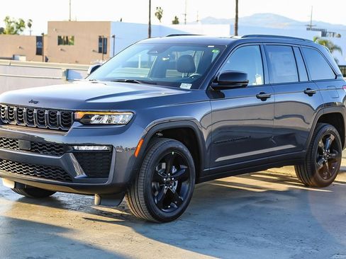 New 2026 Jeep Grand Cherokee Limited w/ Limited Altitude Package AWD/4WD image 4
