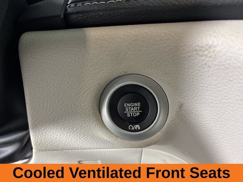 Used 2024 Chrysler Pacifica Limited FWD image 19
