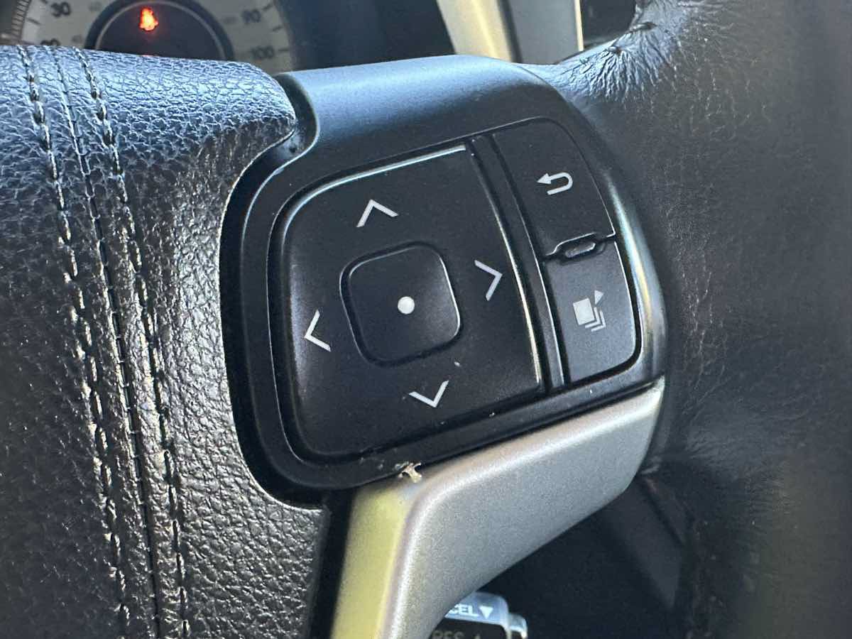 Used 2017 Toyota Sienna SE w/ SE Preferred Package FWD image 37