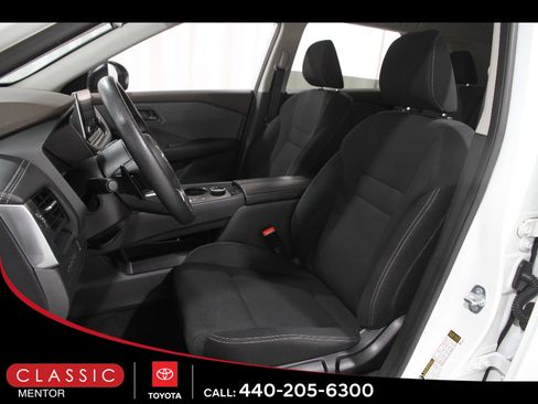 Used 2023 Nissan Rogue S AWD/4WD image 5